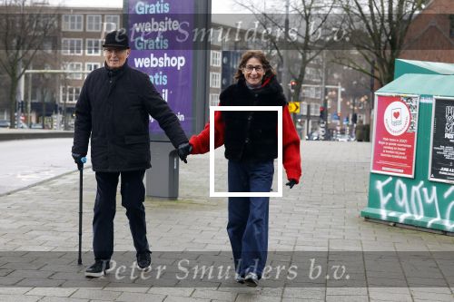 Amsterdam 8 januari 2022
Theo Heuft met zijn partner Monique  op straat in Amsterdam zuid