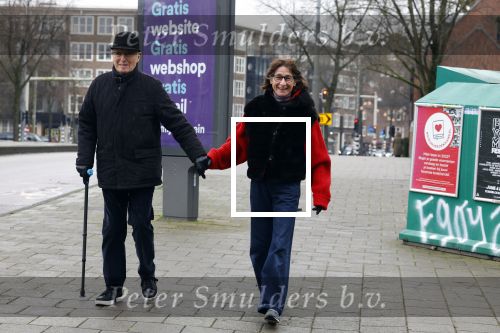 Amsterdam 8 januari 2022
Theo Heuft met zijn partner Monique  op straat in Amsterdam zuid
