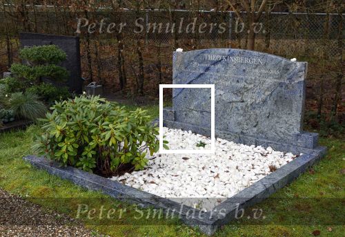 Oud Valkeveen 15 december 2021
Het graf van Jan des Bouvrie . Achter op het graf staat de tekst, Hier ligt Jan , die kon er wat van. Graf Theo Kinsbergen
