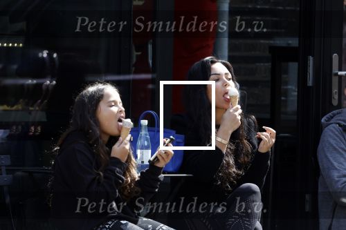 Amsterdam 11 april 2022
Amanda Balk met haar dochter Vegas ijsje eten en winkelen op de cornelis schuytstraat