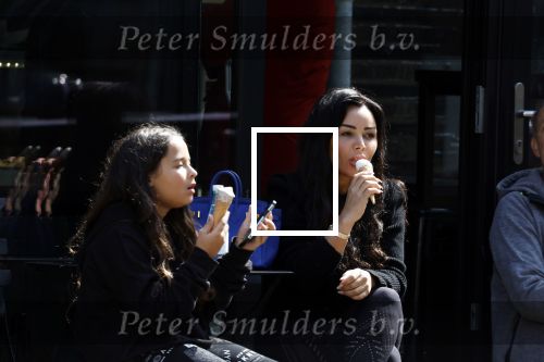 Amsterdam 11 april 2022
Amanda Balk met haar dochter Vegas ijsje eten en winkelen op de cornelis schuytstraat