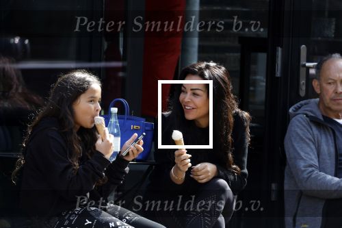 Amsterdam 11 april 2022
Amanda Balk met haar dochter Vegas ijsje eten en winkelen op de cornelis schuytstraat
