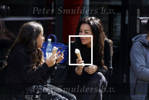 Amsterdam 11 april 2022
Amanda Balk met haar dochter Vegas ijsje eten en winkelen op de cornelis schuytstraat