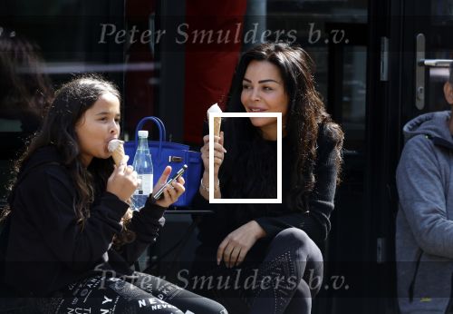 Amsterdam 11 april 2022
Amanda Balk met haar dochter Vegas ijsje eten en winkelen op de cornelis schuytstraat