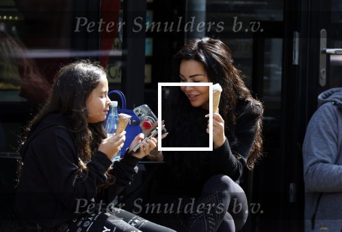 Amsterdam 11 april 2022
Amanda Balk met haar dochter Vegas ijsje eten en winkelen op de cornelis schuytstraat