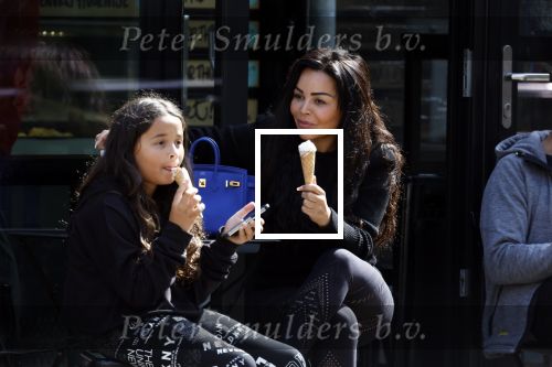 Amsterdam 11 april 2022
Amanda Balk met haar dochter Vegas ijsje eten en winkelen op de cornelis schuytstraat