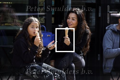 Amsterdam 11 april 2022
Amanda Balk met haar dochter Vegas ijsje eten en winkelen op de cornelis schuytstraat