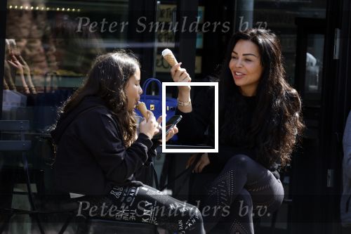 Amsterdam 11 april 2022
Amanda Balk met haar dochter Vegas ijsje eten en winkelen op de cornelis schuytstraat