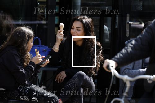 Amsterdam 11 april 2022
Amanda Balk met haar dochter Vegas ijsje eten en winkelen op de cornelis schuytstraat