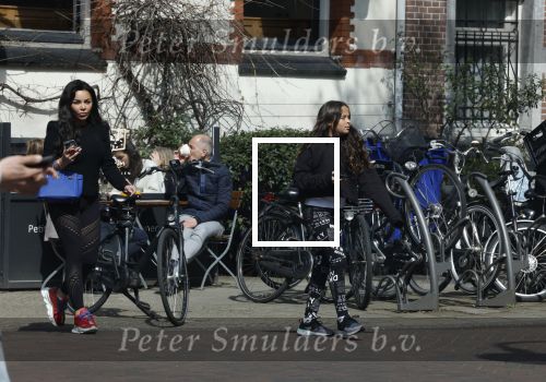 Amsterdam 11 april 2022
Amanda Balk met haar dochter Vegas ijsje eten en winkelen op de cornelis schuytstraat