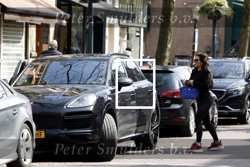 Amsterdam 11 april 2022
Amanda Balk met haar dochter Vegas ijsje eten en winkelen op de cornelis schuytstraat