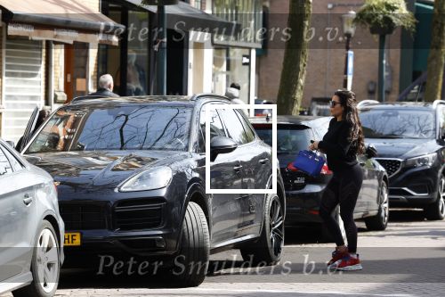 Amsterdam 11 april 2022
Amanda Balk met haar dochter Vegas ijsje eten en winkelen op de cornelis schuytstraat