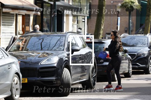 Amsterdam 11 april 2022
Amanda Balk met haar dochter Vegas ijsje eten en winkelen op de cornelis schuytstraat