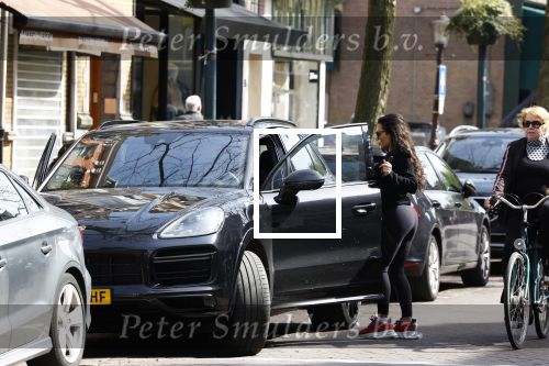 Amsterdam 11 april 2022
Amanda Balk met haar dochter Vegas ijsje eten en winkelen op de cornelis schuytstraat