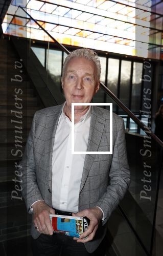 Hilversum 9 januari 2023
Arjan Lubach wordt bij beeld en Geluid gekozen tot mediapersoon van 2022. Andre v Duin reikt hem de prijs uit .