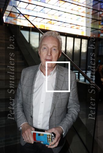 Hilversum 9 januari 2023
Arjan Lubach wordt bij beeld en Geluid gekozen tot mediapersoon van 2022. Andre v Duin reikt hem de prijs uit .