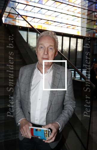 Hilversum 9 januari 2023
Arjan Lubach wordt bij beeld en Geluid gekozen tot mediapersoon van 2022. Andre v Duin reikt hem de prijs uit .