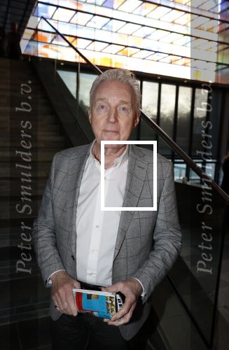 Hilversum 9 januari 2023
Arjan Lubach wordt bij beeld en Geluid gekozen tot mediapersoon van 2022. Andre v Duin reikt hem de prijs uit .
