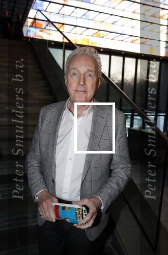 Hilversum 9 januari 2023
Arjan Lubach wordt bij beeld en Geluid gekozen tot mediapersoon van 2022. Andre v Duin reikt hem de prijs uit .