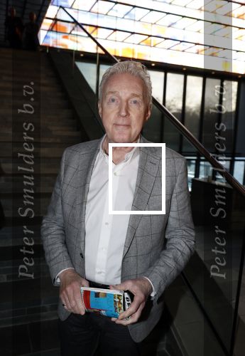 Hilversum 9 januari 2023
Arjan Lubach wordt bij beeld en Geluid gekozen tot mediapersoon van 2022. Andre v Duin reikt hem de prijs uit .