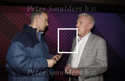 Hilversum 9 januari 2023
Arjan Lubach wordt bij beeld en Geluid gekozen tot mediapersoon van 2022. Andre v Duin reikt hem de prijs uit . Andre met Nick Dijkman