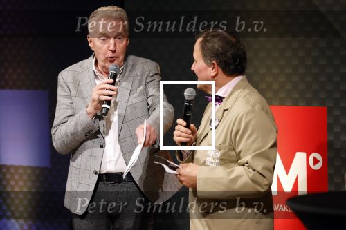 Hilversum 9 januari 2023
Arjan Lubach wordt bij beeld en Geluid gekozen tot mediapersoon van 2022. Andre v Duin reikt hem de prijs uit . Andre van Duin en Eppo van Nispen tot Sevenaer