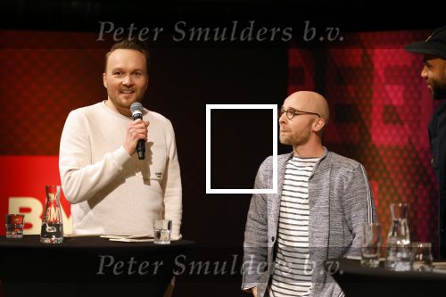 Hilversum 9 januari 2023
Arjan Lubach wordt bij beeld en Geluid gekozen tot mediapersoon van 2022. Andre v Duin reikt hem de prijs uit .