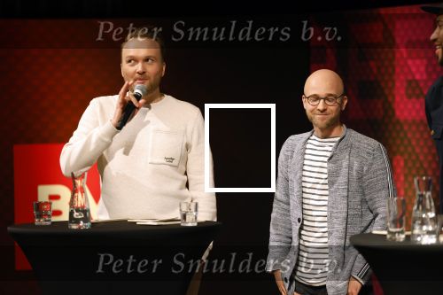 Hilversum 9 januari 2023
Arjan Lubach wordt bij beeld en Geluid gekozen tot mediapersoon van 2022. Andre v Duin reikt hem de prijs uit .