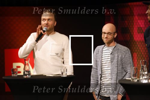 Hilversum 9 januari 2023
Arjan Lubach wordt bij beeld en Geluid gekozen tot mediapersoon van 2022. Andre v Duin reikt hem de prijs uit .