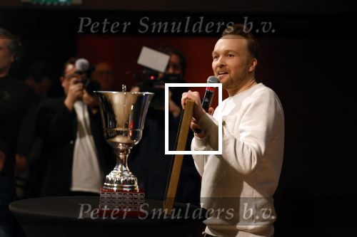 Hilversum 9 januari 2023
Arjan Lubach wordt bij beeld en Geluid gekozen tot mediapersoon van 2022. Andre v Duin reikt hem de prijs uit .