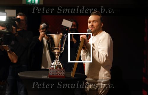 Hilversum 9 januari 2023
Arjan Lubach wordt bij beeld en Geluid gekozen tot mediapersoon van 2022. Andre v Duin reikt hem de prijs uit .