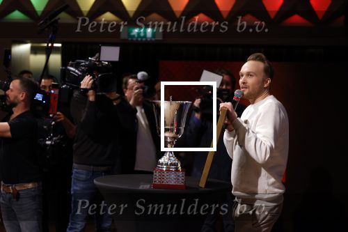 Hilversum 9 januari 2023
Arjan Lubach wordt bij beeld en Geluid gekozen tot mediapersoon van 2022. Andre v Duin reikt hem de prijs uit .