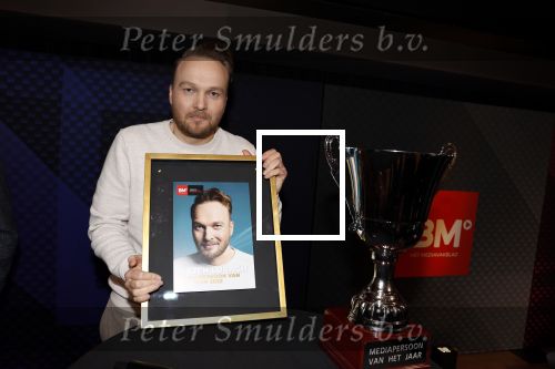 Hilversum 9 januari 2023
Arjan Lubach wordt bij beeld en Geluid gekozen tot mediapersoon van 2022. Andre v Duin reikt hem de prijs uit .