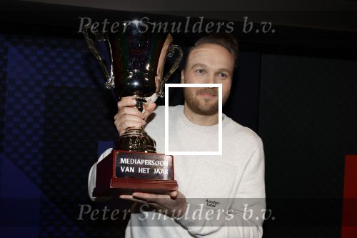 Hilversum 9 januari 2023
Arjan Lubach wordt bij beeld en Geluid gekozen tot mediapersoon van 2022. Andre v Duin reikt hem de prijs uit .