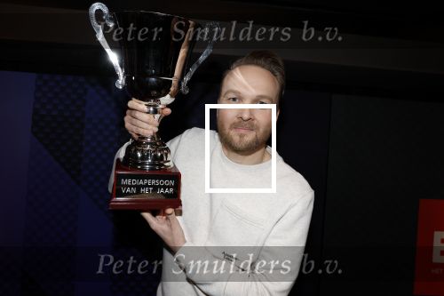 Hilversum 9 januari 2023
Arjan Lubach wordt bij beeld en Geluid gekozen tot mediapersoon van 2022. Andre v Duin reikt hem de prijs uit .