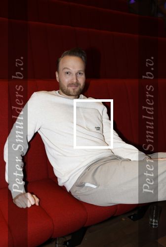 Hilversum 9 januari 2023
Arjan Lubach wordt bij beeld en Geluid gekozen tot mediapersoon van 2022. Andre v Duin reikt hem de prijs uit .