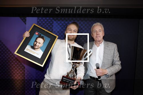 Hilversum 9 januari 2023
Arjan Lubach wordt bij beeld en Geluid gekozen tot mediapersoon van 2022. Andre v Duin reikt hem de prijs uit .