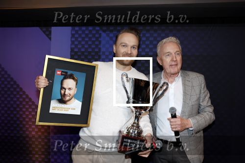 Hilversum 9 januari 2023
Arjan Lubach wordt bij beeld en Geluid gekozen tot mediapersoon van 2022. Andre v Duin reikt hem de prijs uit .