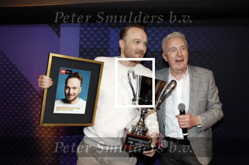 Hilversum 9 januari 2023
Arjan Lubach wordt bij beeld en Geluid gekozen tot mediapersoon van 2022. Andre v Duin reikt hem de prijs uit .