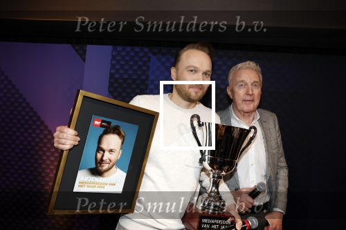 Hilversum 9 januari 2023
Arjan Lubach wordt bij beeld en Geluid gekozen tot mediapersoon van 2022. Andre v Duin reikt hem de prijs uit .