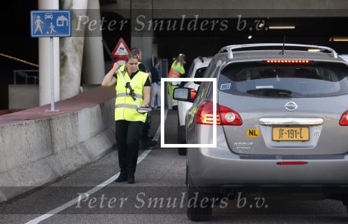 Amsterdam 17 juni 2022
Autos worden gecontroleerd door beveiilger bij Johan Cruijff arena