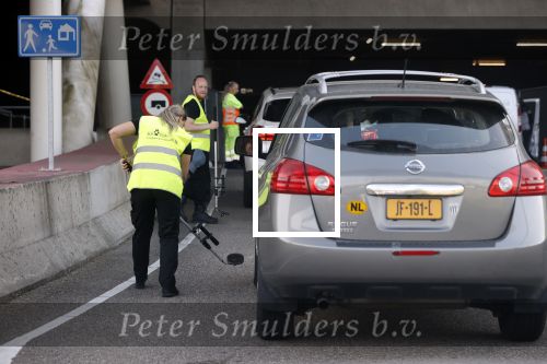 Amsterdam 17 juni 2022
Autos worden gecontroleerd door beveiilger bij Johan Cruijff arena