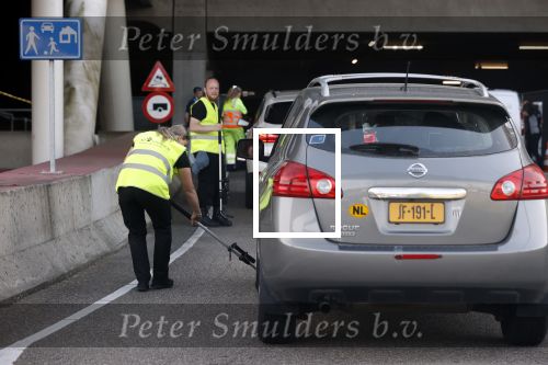 Amsterdam 17 juni 2022
Autos worden gecontroleerd door beveiilger bij Johan Cruijff arena