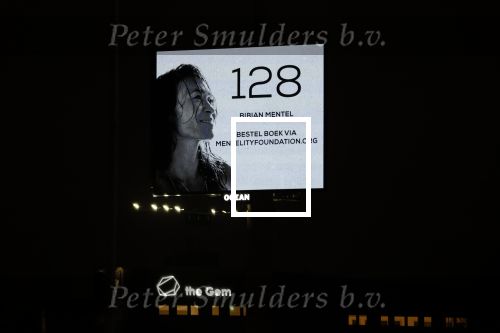 Amsterdam 5 en 6 april 2022
Abri naast A10 van Bibian Mentel haar boek