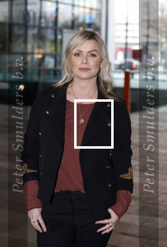 Hilversum 9 januari 2023
Arjan Lubach wordt bij beeld en Geluid gekozen tot mediapersoon van 2022. Andre v Duin reikt hem de prijs uit . Bridget Maasland