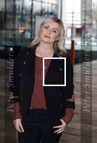 Hilversum 9 januari 2023
Arjan Lubach wordt bij beeld en Geluid gekozen tot mediapersoon van 2022. Andre v Duin reikt hem de prijs uit . Bridget Maasland