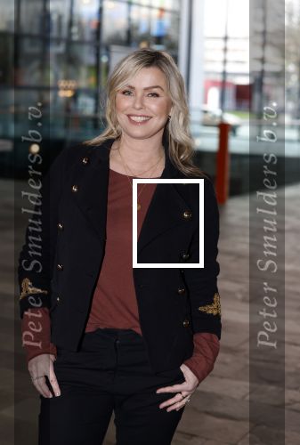 Hilversum 9 januari 2023
Arjan Lubach wordt bij beeld en Geluid gekozen tot mediapersoon van 2022. Andre v Duin reikt hem de prijs uit . Bridget Maasland