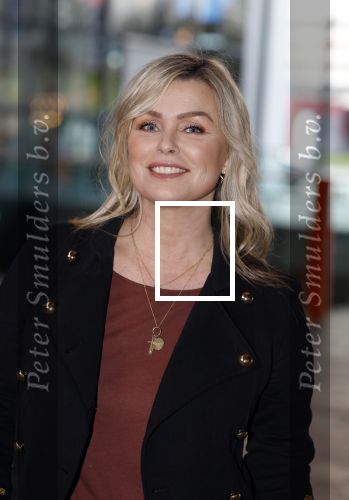 Hilversum 9 januari 2023
Arjan Lubach wordt bij beeld en Geluid gekozen tot mediapersoon van 2022. Andre v Duin reikt hem de prijs uit . Bridget Maasland