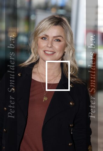 Hilversum 9 januari 2023
Arjan Lubach wordt bij beeld en Geluid gekozen tot mediapersoon van 2022. Andre v Duin reikt hem de prijs uit . Bridget Maasland