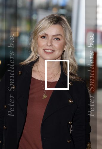 Hilversum 9 januari 2023
Arjan Lubach wordt bij beeld en Geluid gekozen tot mediapersoon van 2022. Andre v Duin reikt hem de prijs uit . Bridget Maasland